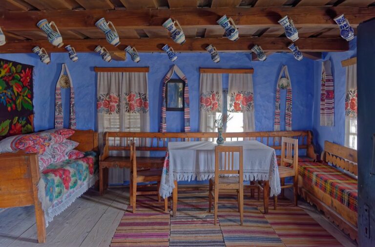 Murales colorati sui muri di un paese, che raccontano storie e tradizioni locali attraverso l'arte.