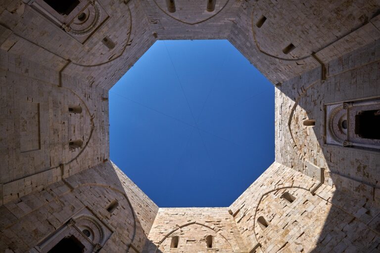 Castello di Castel del Monte, monumento ottagonale circondato da paesaggi suggestivi e misteri architettonici.